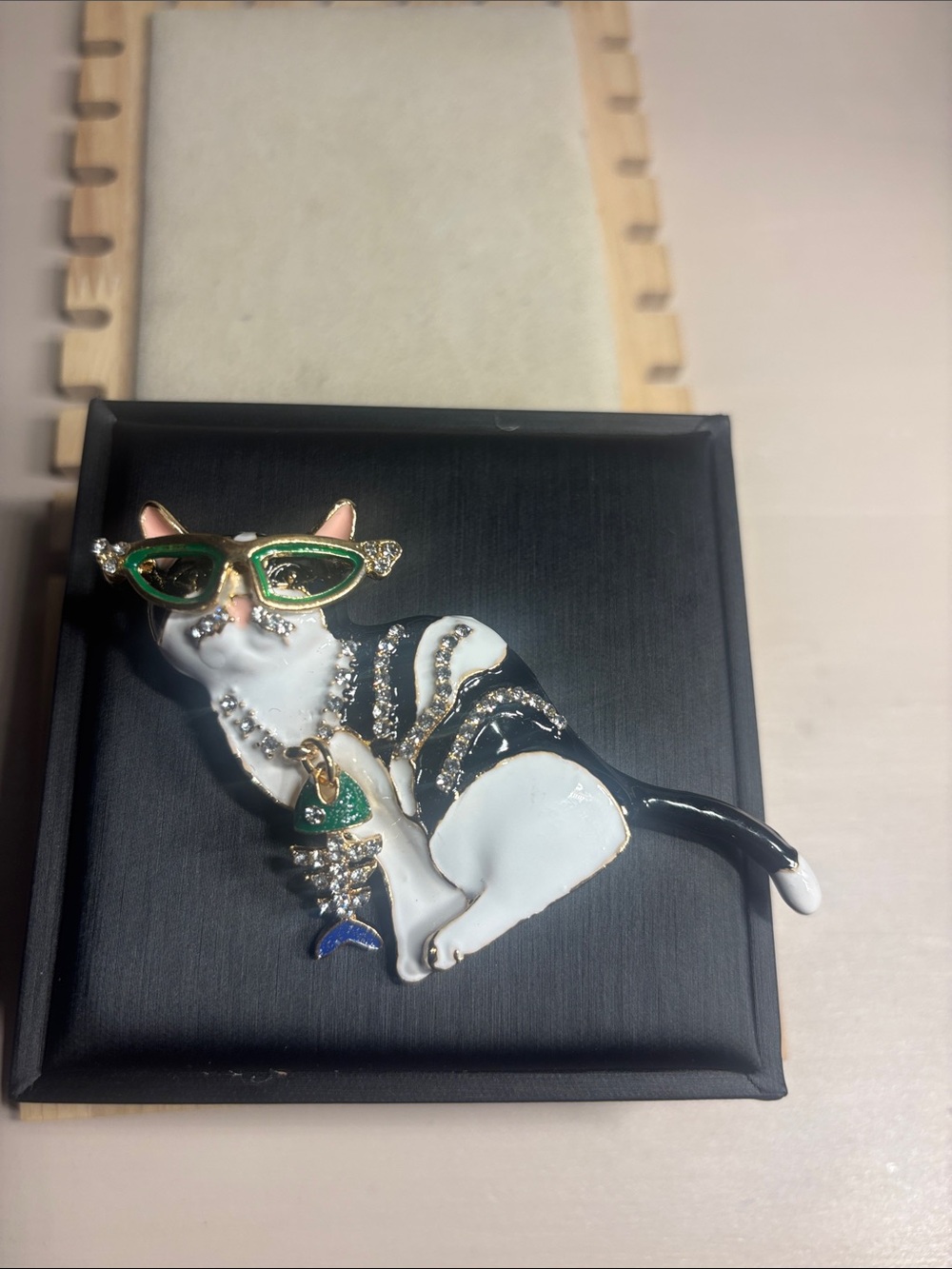 Chic Cat Brooch Pin in White, Black and Green Sunglasses